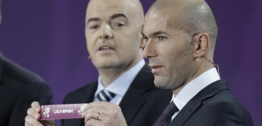 Zinedine Zidane vytahuje z koše Českou republiku.