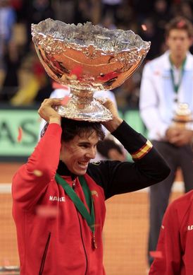 Rafael Nadal s vítěznou trofejí.