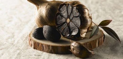 Černý česnek obsahuje dvakrát více antioxidantů než klasická odrůda.