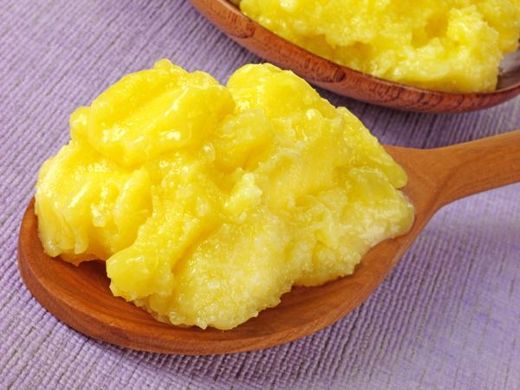 Ghee máslo lze skladovat i mimo lednici. V ní vydrží čerstvé i několik měsíců.