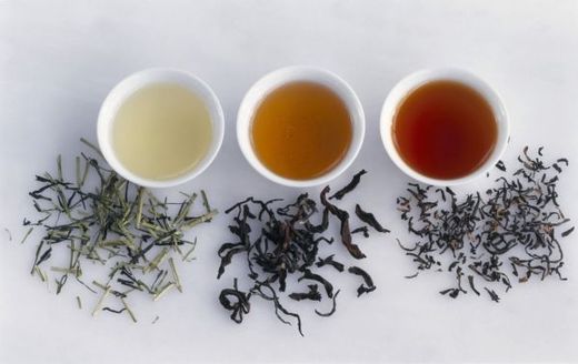 Kukicha čaj (vlevo) se od známějších druhů čaje liší mimo jiné barvou.