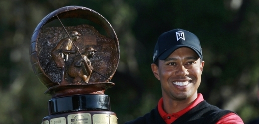 Dlouho neviděný moment, Tiger Woods s vítěznou trofejí.