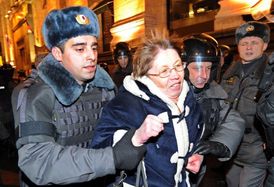 Preventivní zatýkání opozičních aktivistů.