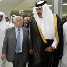 Syrský ministr zahraničí Valíd Mualim (vlevo) je na svého katarskéhop protějška krátký.