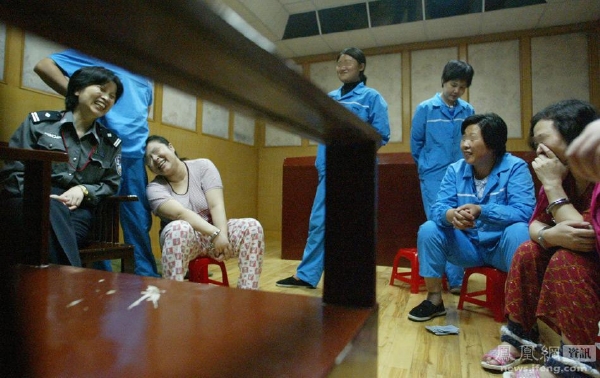 Vězeňkyně s mírnějšími tresty nosí modré oblečení, zatímco červené a růžové šaty nosí ty, které čeká smrt.