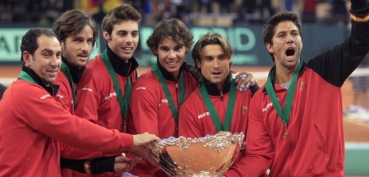 Rozjásaní Španělé s trofejí pro vítěze Davis Cupu.