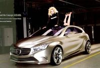 Mercedes v reklamě sází i na ženy.