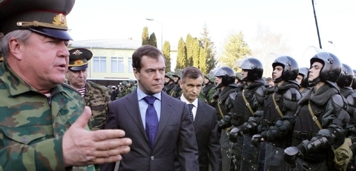 Prezident Medveděv na obhlídce vojsk ministerstva vnitra. Jejich operativní jednotka je Moskvanům známá jako "Dzeržinského divize".