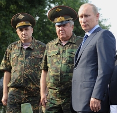 Premiér Putin s velitelem vojsk ministerstva vnitra Nikolajem Rogožkinem (uprostřed).