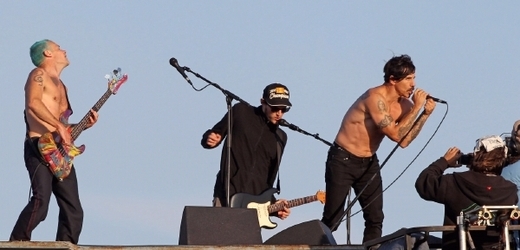 Red Hot Chili Peppers při letním koncertě na střeše. 