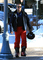 Americký herec Chris O'Donnell, známý díky roli Robina ve filmech o Batmanovi dokazuje, že červené lyžařské kalhoty nesluší pouze ženám. Stylové sluneční brýle ochrání hercovy oči a ani vy byste si je neměli zapomenout na hory přibalit.