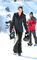 Krásná Megan Foxová jako z reklamy na zimní oblečení nebo snowboard. I v klasické černé doplněné fialovou vypadá půvabně a lyžaři na svahu se za ní musejí otáčet...