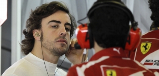 Pilot Ferrari Fernando Alonso (vlevo).