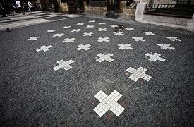 Méně známá akce skupiny Ztohoven - 28. kříž v dlažbě Staroměstského náměstí - zemřelo totiž 28 českých pánů. Kříž už v dlažbě není.