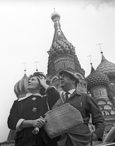 Pablo Neruda s manželkou na nákupech na Rudém náměstí v roce 1962.
