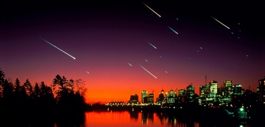 V maximu roje Geminidy by mělo létat až sto meteorů za hodinu (ilustrační foto).