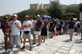 Na chvíli otevřená Akropole a dlouhá fronta návštěvníků.