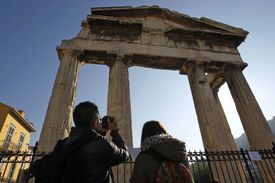 Turisté před oplocenou a uzavřenou agorou v Aténách.