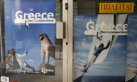 Zavřená turistrická kancelář v Aténách.