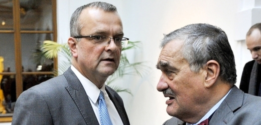 Ministr financí Miroslav Kalousek (vlevo).