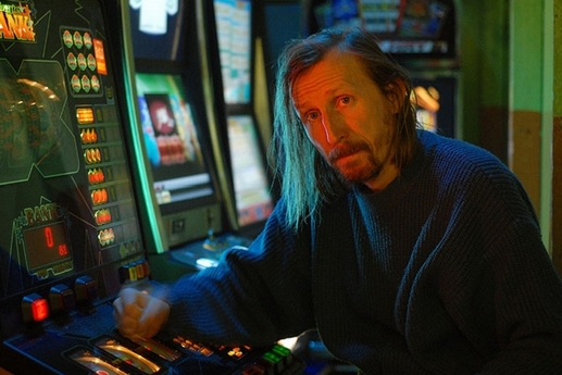 V hlavní roli exceluje Vladimír Javorský. Závislost na hracích automatech je pro Jardu osudná.