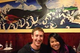 Mark Zuckerberg s přítelkyní na jedné z fotografií.