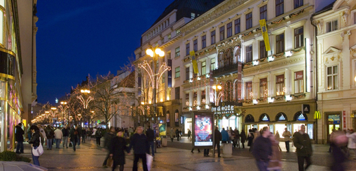 Pražská ulice Na Příkopě se letos na rozdíl od minulých let vánočními světly nerozsvítí.