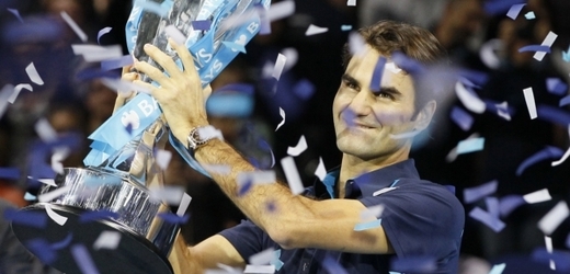 Roger Federer s trofejí pro vítěze Turnaje mistrů.