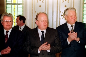 Prezident Ukrajiny Leonid Kravčuk, předseda Nejvyšší rady Běloruska Stanislav Šuškevič a prezident Ruska Boris Jelcin. 