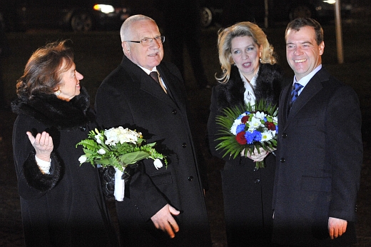 (zleva) Prezidentské páry Livia Klausová s Václavem Klausem a Světlana Medveděvová s Dmitrijem Medveděvem před Strahovským klášterem.