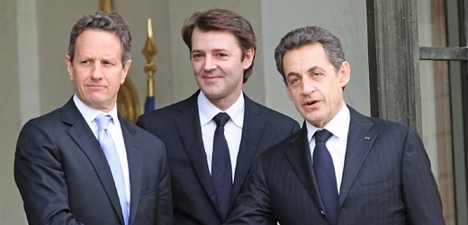 Ministři financí Timothy Geithner a François Baroin s prezidentem Nicolasem Sarkozym během setkání v Paříži.
