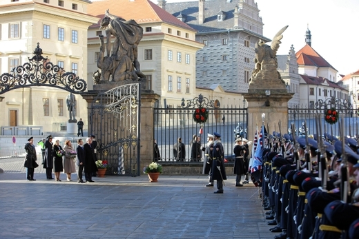 Hradní stráž pozdravil Medveděv česky: "Vojáci, nazdar!"