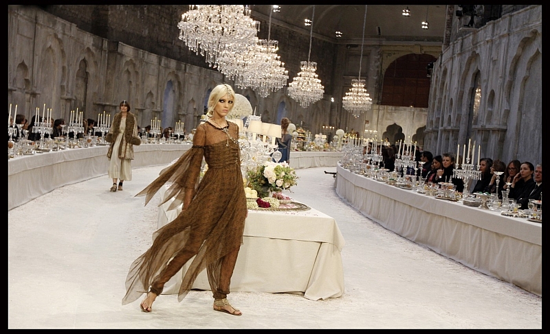 Stěžejním prvkem zimní kolekce je indická inspirace, jak je vidět z většiny originálních modelů Karla Lagerfelda.