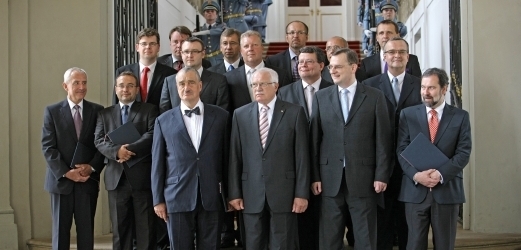 Takhle vypadala Nečasova vláda na začátku - 13. července 2010, kdy ji na Pražském hradě jmenoval prezident Václav Klaus.