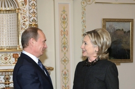 Vladimir Putin se pustil do mediální přestřelky s Hillary Clintonovou.