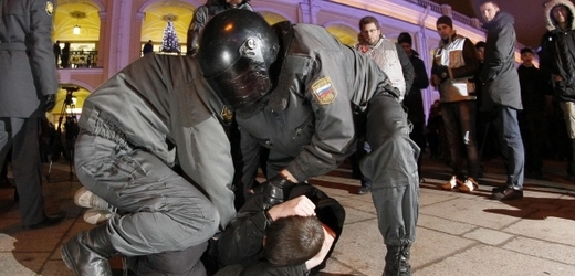 Petrohradská policie pacifikuje povolební protesty.