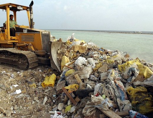 Když dochází místo, méně nebezpečný odpad se nahrne do vody.