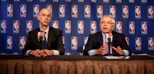 Komisionář NBA David Stern (vpravo) oznamuje potvrzení dohody mezi hráči a kluby.