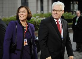 Chorvatský prezident Josipovič s chotí přijíždí na slavnostní ceremonii podpisu přístupové smlouvy do Bruselu. 