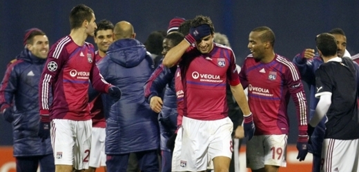 Fotbalisté Lyonu se v Záhřebu radují z postupu, o jehož čestnosti se pochybuje.