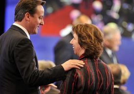 Cameron a šéfka diplomacie EU Ashtonová. Krajané nehrají podle stejných not. 