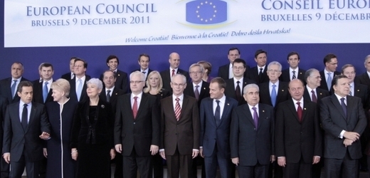 Na oficiálním snímku ze summitu vyjadřují představitelé států unie jednotu. Skutečnost je složitější.
