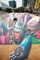 Firma Tmall vymyslela originální reklamní kampaň - v čínské Šanghaji nechala kvůli podpoře prodeje namalovat na chodník 3D obraz o velikosti 1111 metrů čtverečních. 