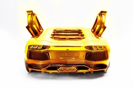 Zlatý model aventadoru je vypracován s velkou přesností.