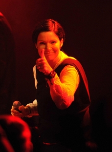 Zpěvačka Anna K. během svého koncertu.