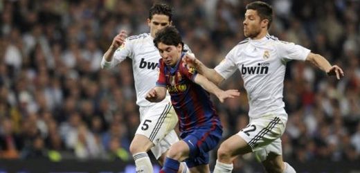 Lionel Messi (uprostřed) z Barcelony opět bude prohánět obranu Realu Madrid.