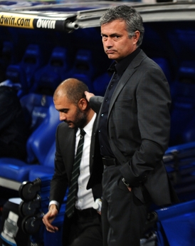 Kouč Realu José Mourinho (vpravo) se svým trenérským protějškem Josepem Guardiolou z Barcelony.