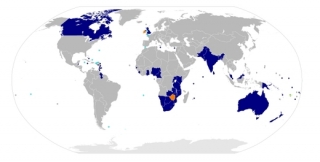 Modře členové, zeleně pozastavené členství (Fidži), oranžově bývalí členové, tyrkysově britská zámořská území a korunní závislá území.