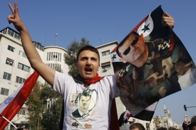 Demonstranti protestují proti režimu prezidenta Bašára Asada. 