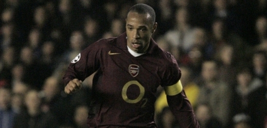 Thiery Henry v dobách, kdy střílel góly za Arsenal.